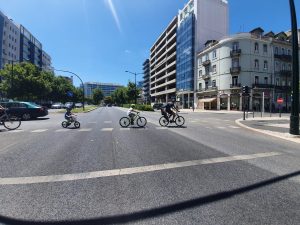 Ciclistas atravessando a rua