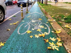 Pista de ciclismo demarcada com desenho